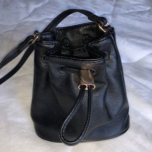 BLACK BUCKET BAG